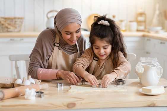 Persiapan Lebaran Paling Berkesan? Bikin Kue Bareng Si Kecil, Dong!